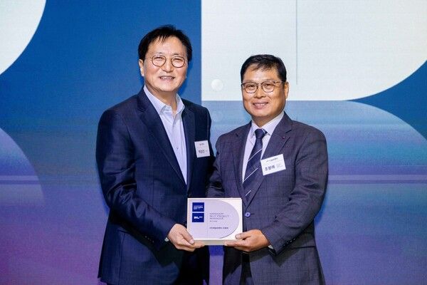 지난 17일 서울 여의도 글래드호텔에서 열린 ‘한숲 파트너스 데이’ 행사에서&nbsp;박상신 DL이앤씨 대표(왼쪽)와 조왕래 태일씨앤티 소장이 기념 촬영을 하고 있다. [DL이앤씨]