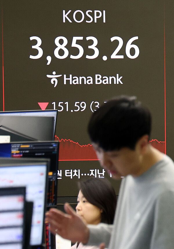 21일 서울 중구 하나은행 딜링룸 모습. [연합뉴스]