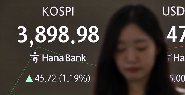 24일 서울 중구 하나은행 딜링룸 모습. [연합뉴스]