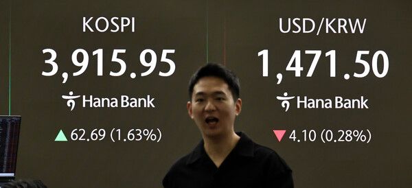 24일 서울 중구 하나은행 딜링룸 모습. [연합뉴스]