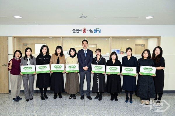 달성군 공공형어린이집 8곳 신규 지정 기념촬영 모습. [달성군]