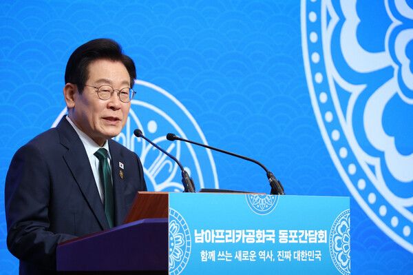 이재명 대통령이 23일(현지시간) 남아프리카공화국 요하네스버그 샌튼 컨벤션센터에서 열린 동포 오찬간담회에서 인사말을 하고 있다. [연합뉴스]