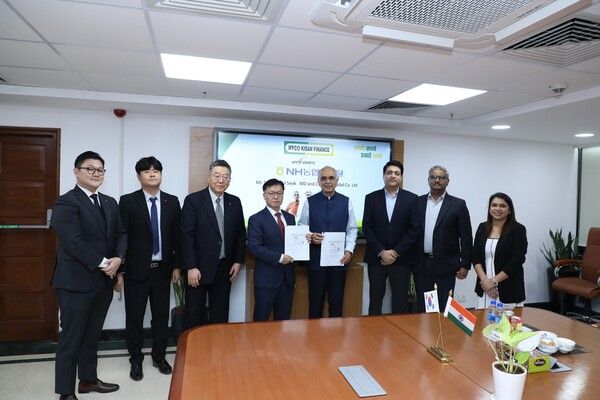 NH농협캐피탈은 최근 인도의 여신전문금융사 IFFCO Kisan Finance Limited에 최대 100억원 규모의 추가 지분투자 계약을 체결했다. 석승열 NH농협캐피탈 상무(왼쪽에서 네 번째)와 Ranjan Sharma IKFL 대표이사(왼쪽에서 다섯 번째)가 현지 면담을 마친 뒤, 기념촬영을 하고 있다. [NH농협캐피탈]