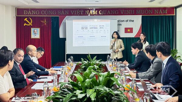 11월 24일 베트남자산관리공사에서 개최된 '베트남 부실채권 거래 플랫폼 고도화 사업 착수보고회'에서 관계자들이 사업추진 관련 논의를 하고 있다. [캠코]