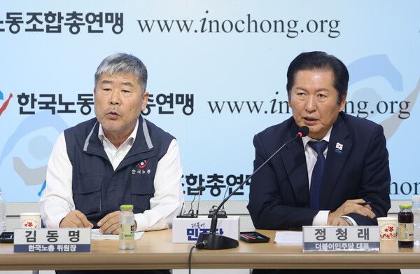 더불어민주당 정청래 대표가 25일 서울 여의도 한국노총에서 열린 ‘한국노총-더불어민주당 2025년도 제2차 고위급정책협의회’에서 인사말을 하고 있다. 왼쪽은 김동명 한국노총 위원장. [연합뉴스]