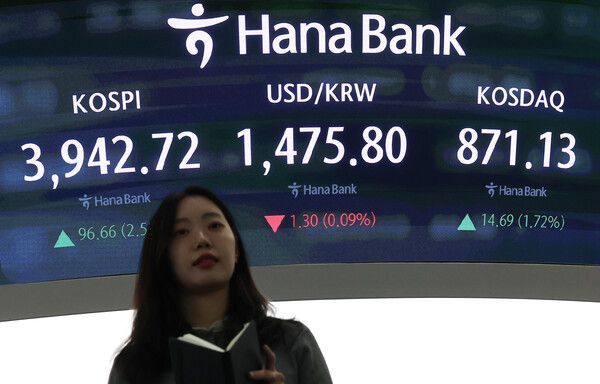 25일 서울 중구 하나은행 딜링룸 모습. [연합뉴스]