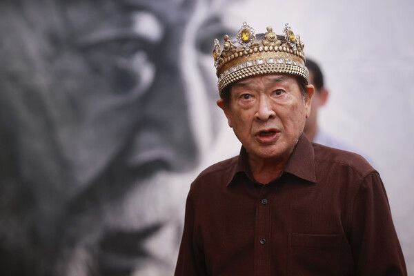 2003년 연극 '리어왕: KING LEAR' 연습실 공개 및 간담회에서 주요 장면 시연하는 배우 이순재. [이하 연합뉴스]