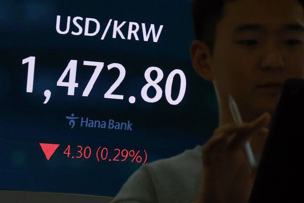 25일 서울 중구 하나은행 딜링룸 모습. [연합뉴스]