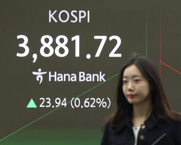 26일 서울 중구 하나은행 딜링룸 모습. [연합뉴스]