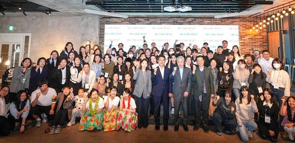 서울 드림플러스 강남 이벤트홀에서 25일 열린 암 경험청년 돌봄 캠페인 ‘위 케어 리셋데이(WE CARE RESET DAY)’ 행사 참가자들이 기념사진을 찍고 있다. 앞줄 중앙(스탠딩) 왼쪽부터 강서은 한화생명 PR전략팀장, 임석현 한화생명 기획실장, 이민혁 대한암협회장, 조비룡 서울대학교병원 교수. [한화생명]