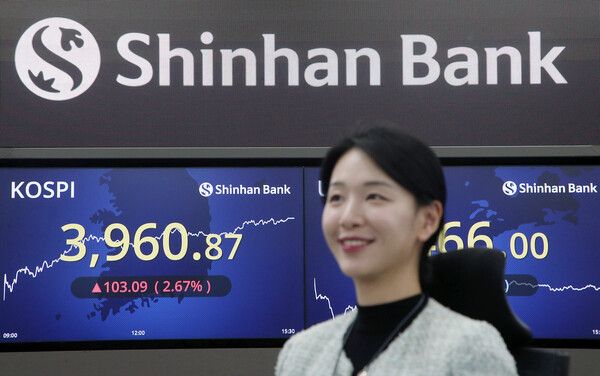 26일 서울 중구 신한은행 딜링룸 모습. [신한은행]