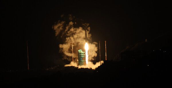 국형발사체 누리호가 27일 새벽 전남 고흥군 나로우주센터에서 발사되고 있다. 이번 누리호 4차 발사에는 무게 516㎏ 주탑재위성 '차세대중형위성 3호'와 부탑재위성 12기 등 총 13기 위성이 실렸다.