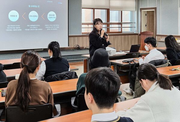 배은영 토스 대외협력팀 매니저가 대전맹학교에서 금융교육을 진행하고 있다. [토스]