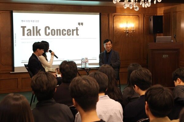 이주열 전 한국은행 총재가 SBI저축은행 직원들을 대상으로 강연을 진행하고 있다. [SBI저축은행]