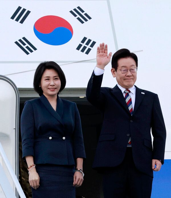 튀르키예 국빈 방문 일정을 마친 이재명 대통령과 김혜경 여사가 25일(현지시간) 앙카라 에센보아 국제공항에서 공군 1호기에 올라 환송객들에게 인사하고 있다. [이하 연합뉴스]