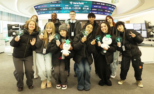 하나은행은 26일 전 세계 36개국 총 100여명의 청소년을 초청해 '글로벌 금융체험 프로그램'을 실시했다. 이날 초청된 해외 청소년들이 하나은행 을지로 본점 4층 국내 최대 규모의 딜링룸 '하나 인피니티 서울(Hana Infinity Seoul)'에서 기념촬영을 하고 있다. [하나은행]