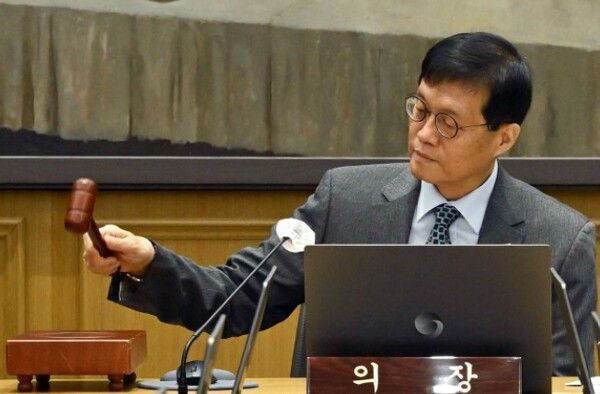 이창용 한국은행 총재가 27일 서울 중구 한국은행 본관에서 열린 금융통화위원회 본회의에서 의사봉을 두드리고 있다. [연합뉴스]