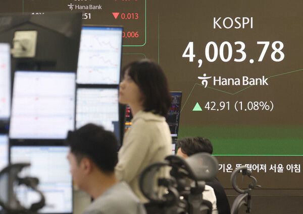 27일 서울 중구 하나은행 딜링룸 모습. [연합뉴스]