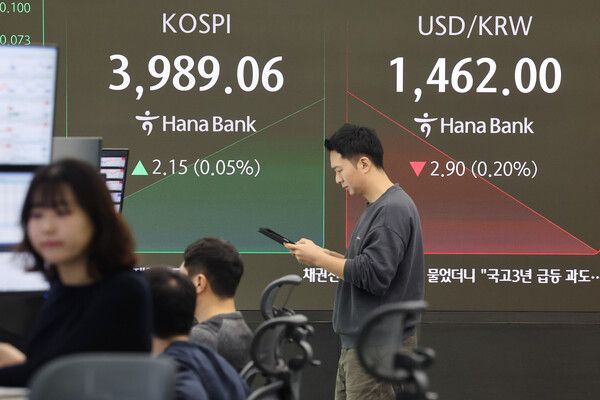 28일 서울 중구 하나은행 딜링룸 모습. [연합뉴스]