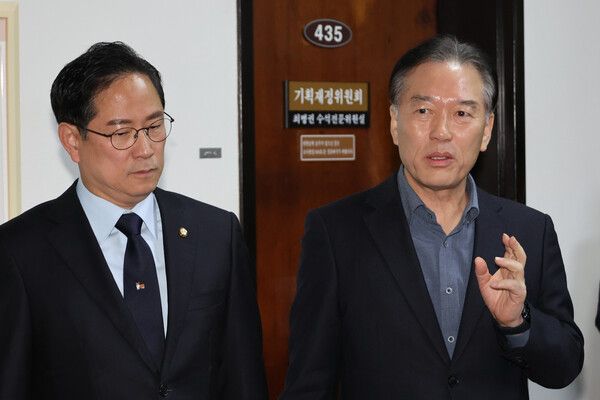 정태호 더불어민주당 의원과 박수영&nbsp;국민의힘 의원(왼쪽)이 28일 국회 기획재정위원회 앞에서 배당소득 분리과세 관련 합의 등 소소위 진행상황 관련 취재진 질문에 답하고 있다. [연합뉴스]