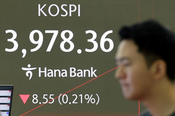 28일 서울 중구 하나은행 딜링룸 모습. [연합뉴스]