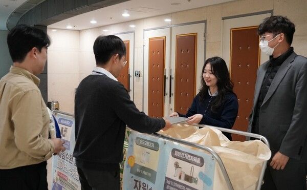 신협 임직원들이 사용하지 않는 폐전기·전자제품을 기부하며 자원 순환 캠페인에 참여하고 있다. [신협]