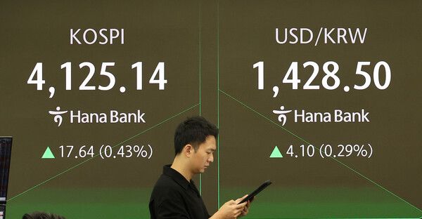 3일 서울 중구 하나은행 딜링룸 모습. [연합뉴스]