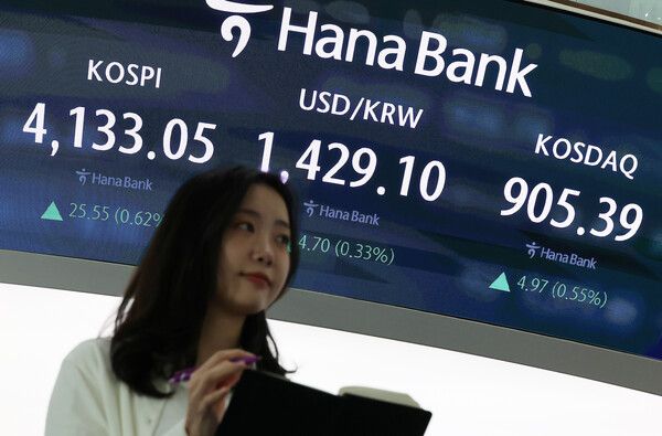 3일 서울 중구 하나은행 딜링룸 모습. [연합뉴스]