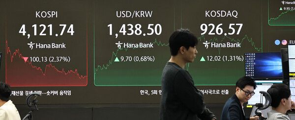 4일 서울 중구 하나은행 딜링룸 모습. [연합뉴스]