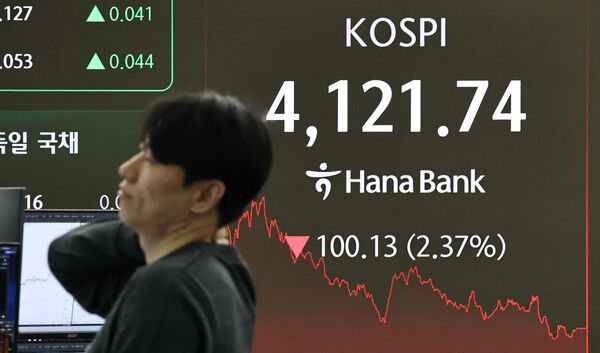 4일 서울 중구 하나은행 딜링룸 모습. [연합뉴스]