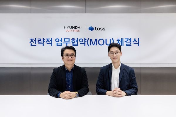 서울 강남구 토스 본사에서 열린 업무협약식에서 이정민 현대면세점 경영지원본부장(왼쪽)과 오규인 토스 부사장(오른쪽)이 기념 촬영을 하고 있다. [토스]