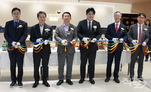 (왼쪽부터)박충구 교보증권 WM사업본부장, 박봉권 교보증권 대표이사, 서철모 대전시 서구청장, 김선광 대전시의회 의원, 이석기 교보증권 대표이사,&nbsp;조성호 교보증권 자산관리부문장이&nbsp;대전금융센터를 확장 이전하고 기념사진을 촬영하고 있다. [교보증권]