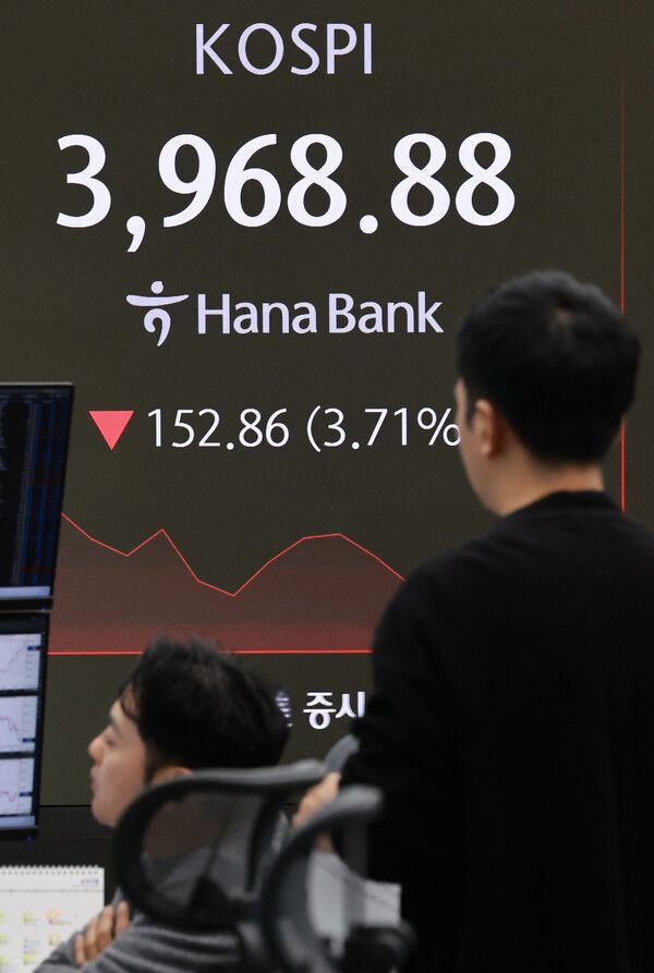 5일 서울 중구 하나은행 딜링룸 모습. [연합뉴스]