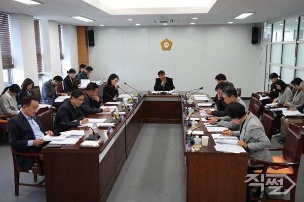 영천시의회 전체 의원 정례간담회 진행 모습. [영천시의회]