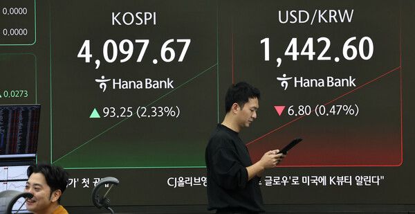 6일 서울 중구 하나은행 딜링룸 모습. [연합뉴스]