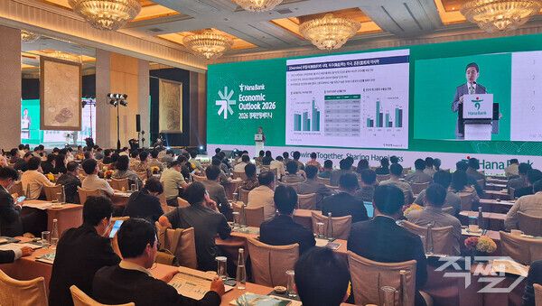 하나은행은&nbsp;해외 거주 교민들의 자산관리 수요에 부응하기 위해 인도네시아와 홍콩을 방문, 맞춤형 자산관리 세미나 ‘해외로 찾아가는 패밀리오피스 세미나’를 개최했다. [하나은행]