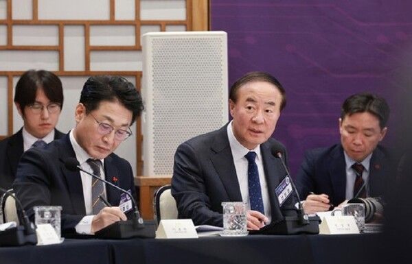 전영현 삼성전자 부회장이 10일 용산 대통령실에서 열린 AI 시대의 K-반도체 비전과 육성전략 보고회에서 발언하고 있다. [연합뉴스]