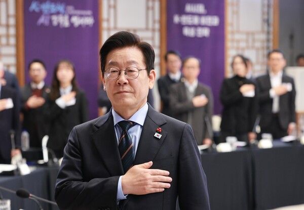 이재명 대통령이 10일 용산 대통령실에서 열린 AI 시대의 K-반도체 비전과 육성전략 보고회에서 국기에 경례하고 있다. [연합뉴스]