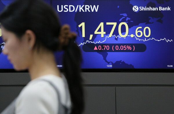 10일 서울 중구 신한은행 딜링룸 모습. [신한은행]