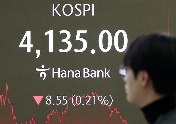 10일 서울 중구 하나은행 딜링룸 모습. [연합뉴스]