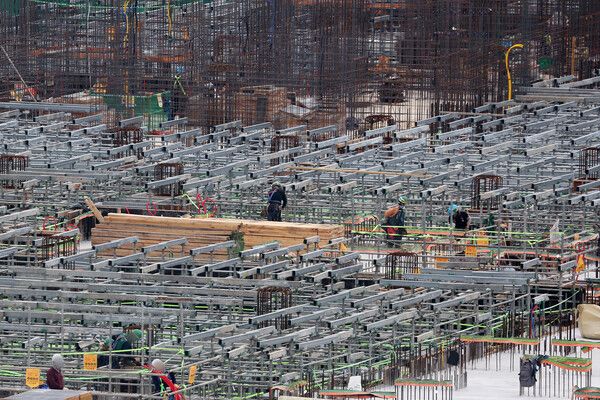 서울 시내 한 아파트 건설 현장에서 작업자들이 작업을 하고 있다. [연합뉴스]