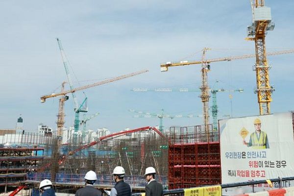 서울 동대문구의 한 주택재개발 신축공사 현장. 사진은 기사 내용과 관련 없음 [연합뉴스]