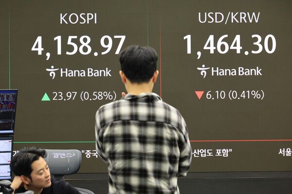 11일 서울 중구 하나은행 딜링룸 모습. [연합뉴스]