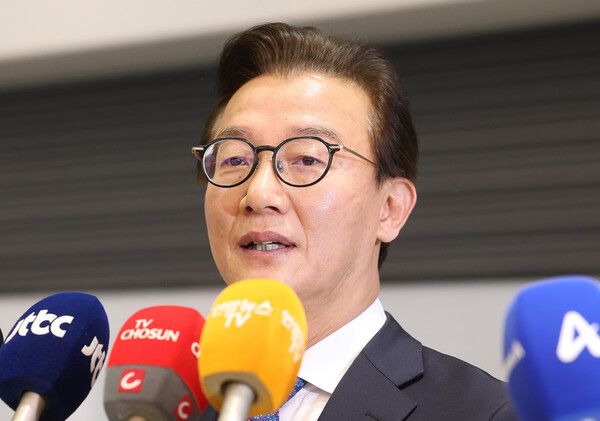 전재수 해양수산부 장관이 11일 '유엔해양총회' 유치 활동을 마치고 귀국해 입장을 밝히고 있다. 전재수 장관은 이날 사의를 표명했고 이에 이재명 대통령은 즉시 수용했다. [연합뉴스]