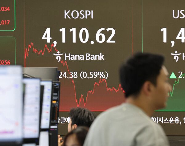 11일 서울 중구 하나은행 딜링룸 모습. [연합뉴스]