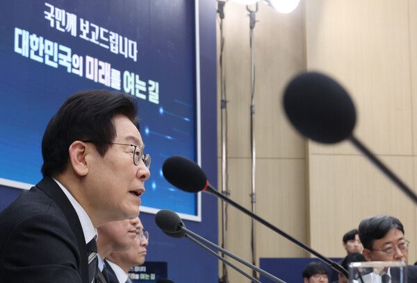 이재명 대통령이 12일 세종시 정부세종컨벤션센터에서 열린 국토교통부 업무보고에서 발언하고 있다. [이하 연합뉴스]