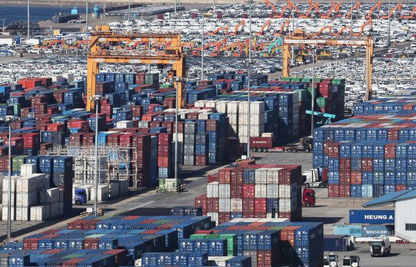 경기도 평택항에 컨테이너가 쌓여 있다. [연합뉴스]