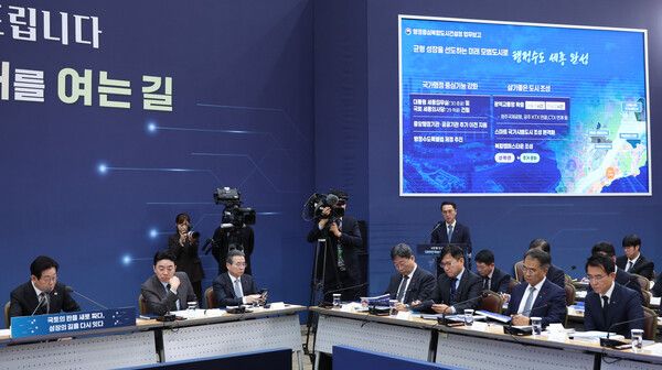 이재명 대통령이 12일 세종시 정부세종컨벤션센터에서 열린 국토교통부 업무보고에서 강주엽 행정중심복합도시건설청장의 대통령 세종집무실 및 국회 세종의사당 건립 관련 보고를 청취하고 있다.