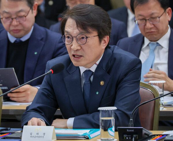 김의겸 새만금개발청장이 12일 세종시 정부세종컨벤션센터에서 이재명 대통령에게 업무보고를 하고 있다.