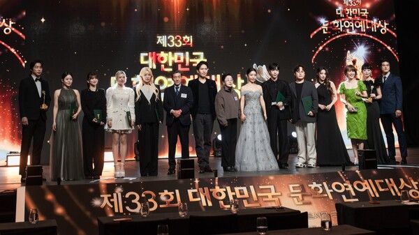 서울 용산구 그랜드 하얏트 서울 호텔 그랜드볼룸에서 지난 10일 열린 제33회 대한민국 문화연예대상 수상자들 사진. [한국인플루언서콘텐츠협회]